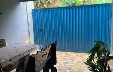 Imagem: A casa possui 2 Dormitórios, 1 Banheiro, 1 Vaga na garagem