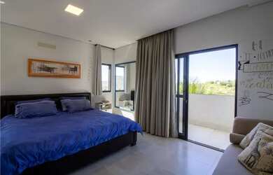 Imagem: A casa em condomínio possui 4 Dormitórios, 5 Banheiros, 2