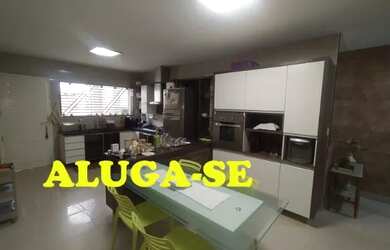 Imagem: A casa possui 5 Dormitórios, 3 Banheiros, 3 Vagas na garagem