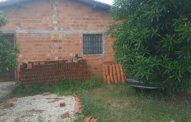 Imagem: A casa possui 2 Dormitórios e 1 Banheiro e está localizado