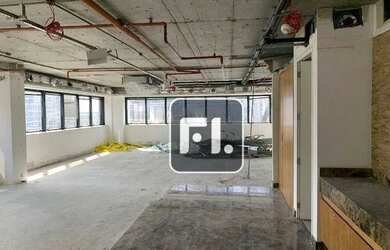 Imagem: O depósito possui 5 Vagas na garagem, 214m² de Área e está