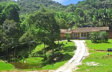 Imagem: A pousada chalé possui 4 Dormitórios, Acomodam 15 pessoas