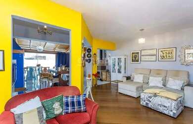 Imagem 2: Casa em Condomínio com 4 dormitórios, sendo 1 suíte, e 2 vagas de garagem...