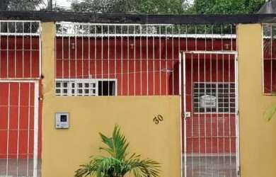 Imagem: A casa possui 4 Dormitórios, 2 Banheiros, 3 Vagas na garagem