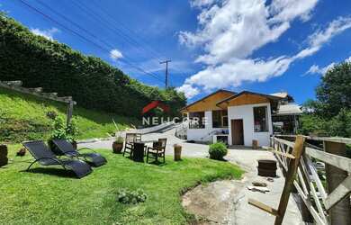 Imagem: A casa possui 4 Dormitórios, 4 Banheiros, 4 Vagas na garagem