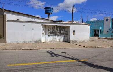 Imagem: A casa possui 2 Dormitórios, 2 Banheiros, 3 Vagas na garagem