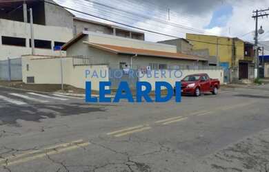 Imagem: A casa possui 2 Dormitórios, 2 Banheiros, 2 Vagas na garagem