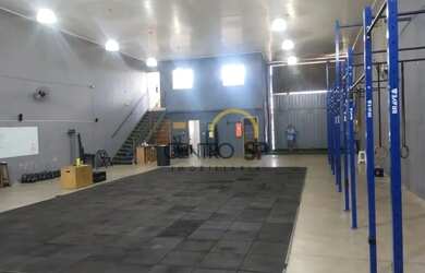 Imagem: O depósito possui 4 Vagas na garagem e 330m² de Área e está