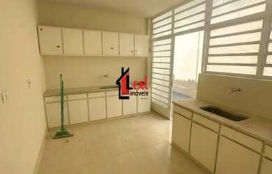 Imagem: A casa possui 3 Dormitórios, 3 Banheiros, 4 Vagas na garagem