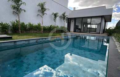 Imagem: A casa em condomínio possui 4 Dormitórios, 5 Banheiros, 5