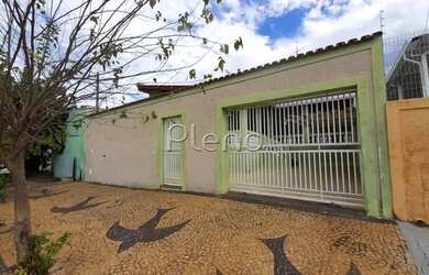 Imagem: A casa possui 4 Dormitórios, 2 Banheiros, 4 Vagas na garagem