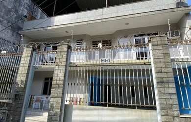 Imagem: A casa possui 3 Dormitórios, 3 Banheiros, 4 Vagas na garagem