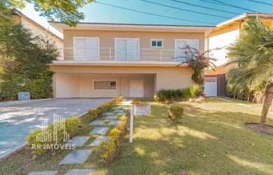 Imagem: A casa em condomínio possui 4 Dormitórios, 3 Banheiros, 4