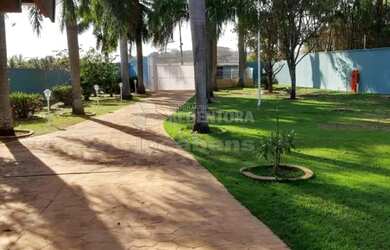 Imagem: A casa possui 3 Dormitórios, 5 Banheiros, 5 Vagas na garagem