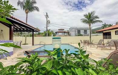 Imagem: A casa em condomínio possui 4 Dormitórios, 5 Banheiros, 2