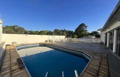 Imagem: A casa possui 4 Dormitórios, 4 Banheiros, 4 Vagas na garagem