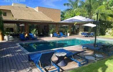 Imagem: A casa em condomínio possui 5 Dormitórios, 5 Banheiros, 700m²