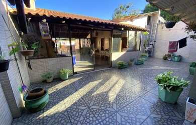 Imagem: A casa possui 3 Dormitórios, 4 Banheiros, 4 Vagas na garagem