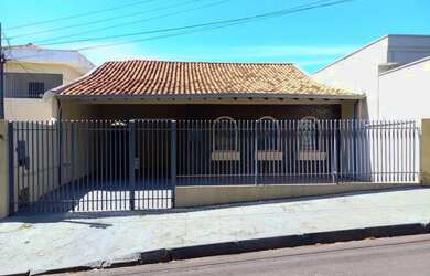 Imagem: A casa possui 3 Dormitórios, 2 Banheiros, 1 Vaga na garagem