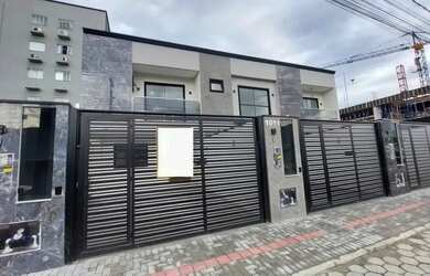 Imagem: A casa possui 3 Dormitórios, 3 Banheiros, 2 Vagas na garagem