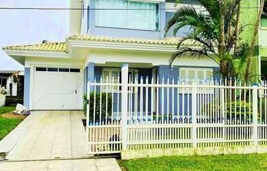 Imagem: A casa possui 3 Dormitórios, 2 Banheiros, 2 Vagas na garagem