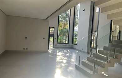 Imagem: A casa possui 4 Dormitórios, 5 Banheiros, 3 Vagas na garagem