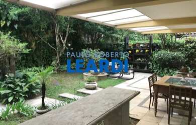 Imagem: A casa possui 4 Dormitórios, 5 Banheiros, 4 Vagas na garagem