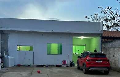 Imagem: A casa possui 3 Dormitórios, 1 Banheiro, 3 Vagas na garagem