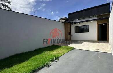 Imagem: A casa possui 2 Dormitórios, 2 Banheiros, 2 Vagas na garagem