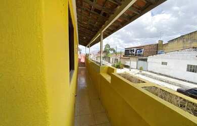 Imagem: A casa possui 4 Dormitórios, 5 Banheiros, 1 Vaga na garagem