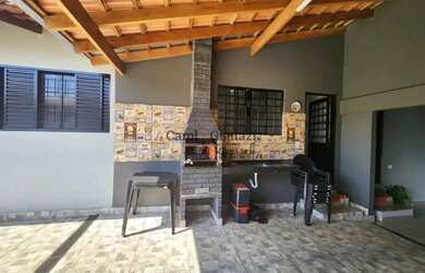 Imagem: A casa possui 2 Dormitórios, 1 Banheiro, 3 Vagas na garagem