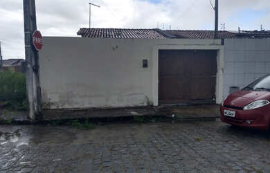 Imagem: A casa possui 2 Dormitórios, 1 Banheiro, 1 Vaga na garagem