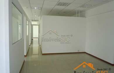 Imagem: O depósito possui 2 Vagas na garagem, 80m² de Área e está