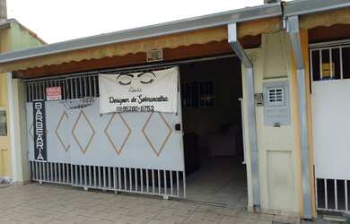 Imagem: A casa possui 2 Dormitórios, 2 Banheiros, 2 Vagas na garagem