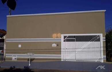 Imagem: A casa possui 3 Dormitórios, 2 Banheiros, 2 Vagas na garagem