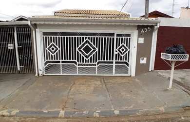 Imagem: A casa possui 4 Dormitórios, 4 Banheiros, 2 Vagas na garagem