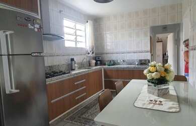 Imagem: A casa possui 5 Dormitórios, 2 Banheiros, 4 Vagas na garagem