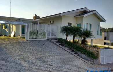 Imagem: A casa em condomínio possui 4 Dormitórios, 5 Banheiros, 5