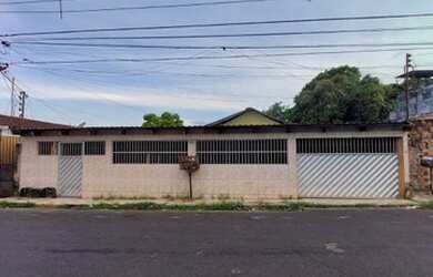 Imagem: A casa possui 4 Dormitórios, 5 Banheiros, 3 Vagas na garagem