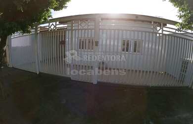 Imagem: A casa possui 3 Dormitórios, 3 Banheiros, 2 Vagas na garagem