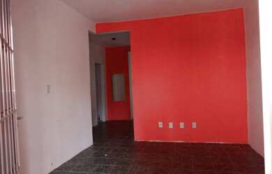 Imagem: A casa possui 3 Dormitórios, 1 Banheiro, 1 Vaga na garagem