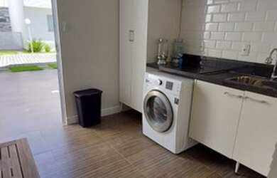 Imagem: A casa em condomínio possui 4 Dormitórios, 4 Banheiros e 143m²