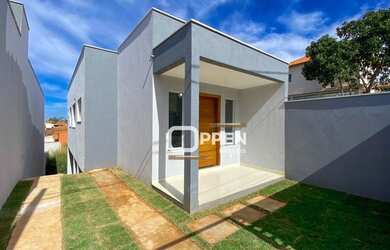 Imagem: A casa possui 2 Dormitórios, 2 Banheiros, 1 Vaga na garagem