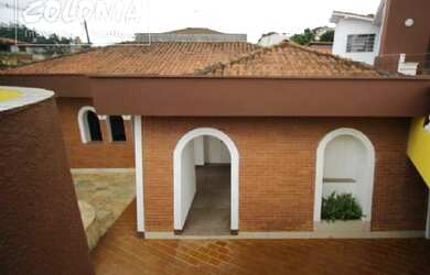 Imagem: A casa possui 5 Dormitórios, 5 Banheiros, 4 Vagas na garagem