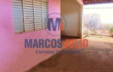 Imagem: A casa possui 2 Dormitórios, 1 Banheiro, 2 Vagas na garagem