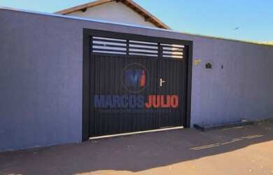 Imagem: A casa possui 2 Dormitórios, 1 Banheiro, 2 Vagas na garagem