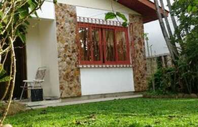 Imagem: A casa possui 3 Dormitórios, 2 Banheiros, 2 Vagas na garagem