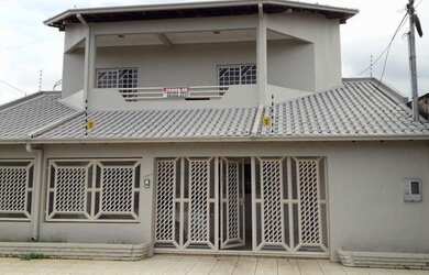 Imagem: A casa possui 5 Dormitórios, 5 Banheiros, 2 Vagas na garagem