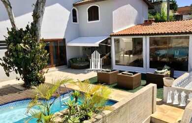 Imagem: A casa possui 4 Dormitórios, 5 Banheiros, 400m² de Área e