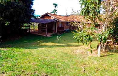 Imagem: A casa possui 2 Dormitórios, 2 Banheiros, 4 Vagas na garagem